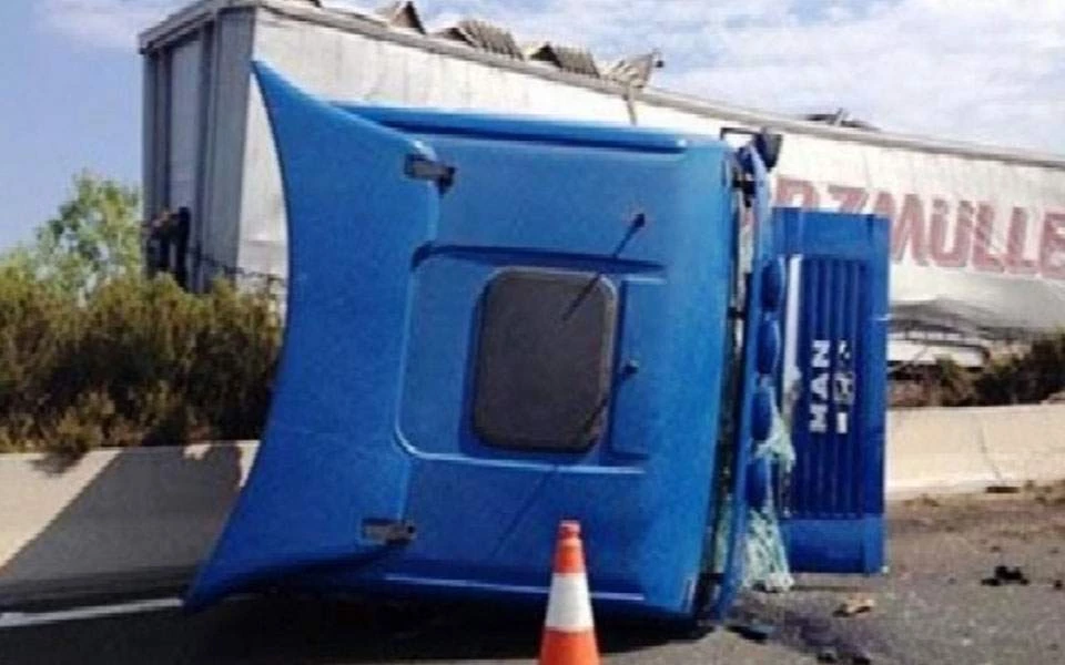 Εκτροπή νταλίκας στην Αθηνών-Λαμίας – Μεγάλη ταλαιπωρία – Ουρές χιλιομέτρων (εικόνες)